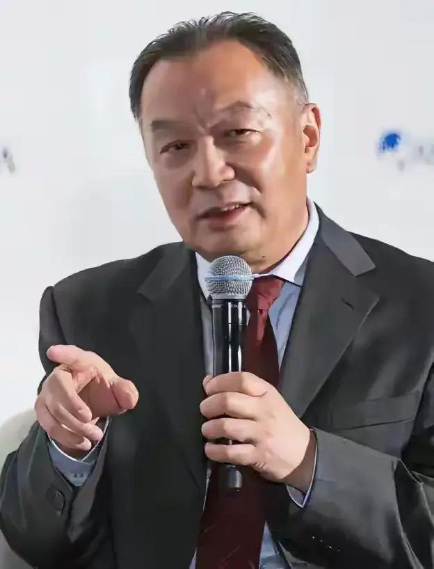 温铁军这番话真是说到痛处了！农民本来花个30万元，就能盖起三层小洋楼，花八九万元