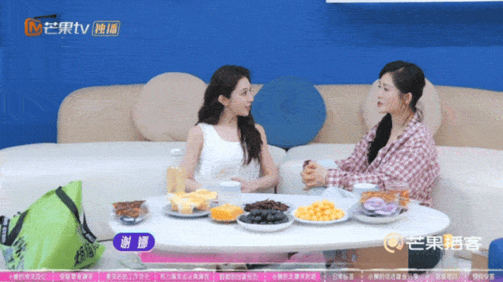 谢娜被张小婉种草美人鱼潜水谢娜[超话] 脑补谢娜套上美人鱼尾巴在水里游动的样子，