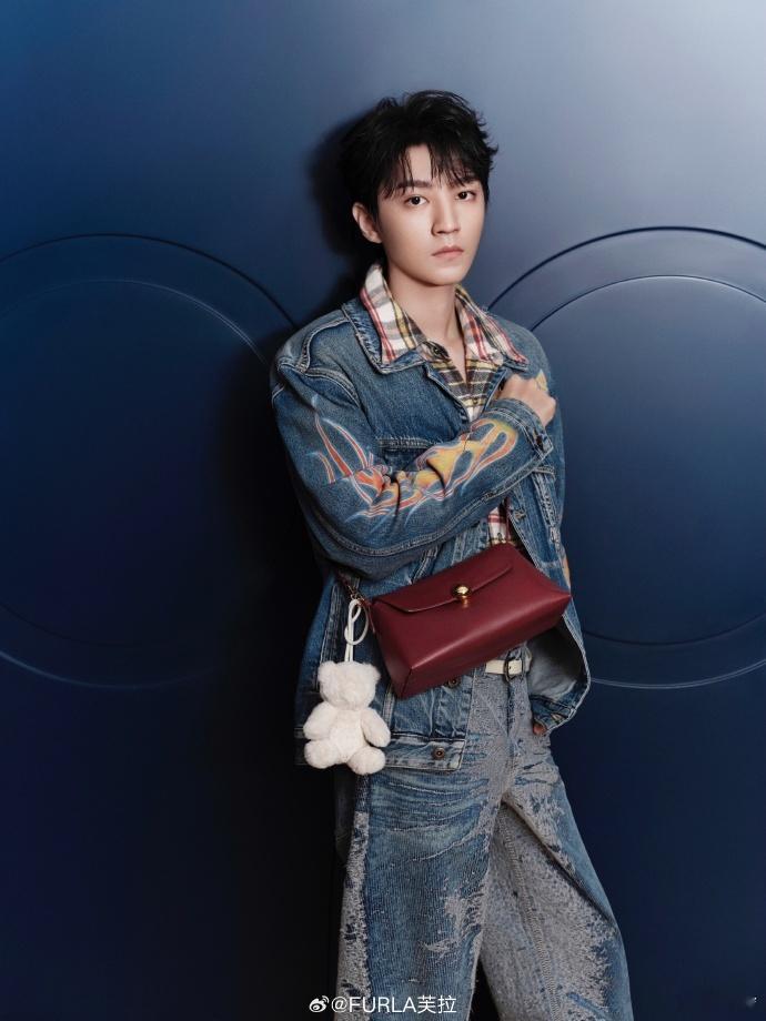 王俊凯新年Look   王俊凯时尚个性型格  迎接新春，王俊凯的时尚个性型格如春