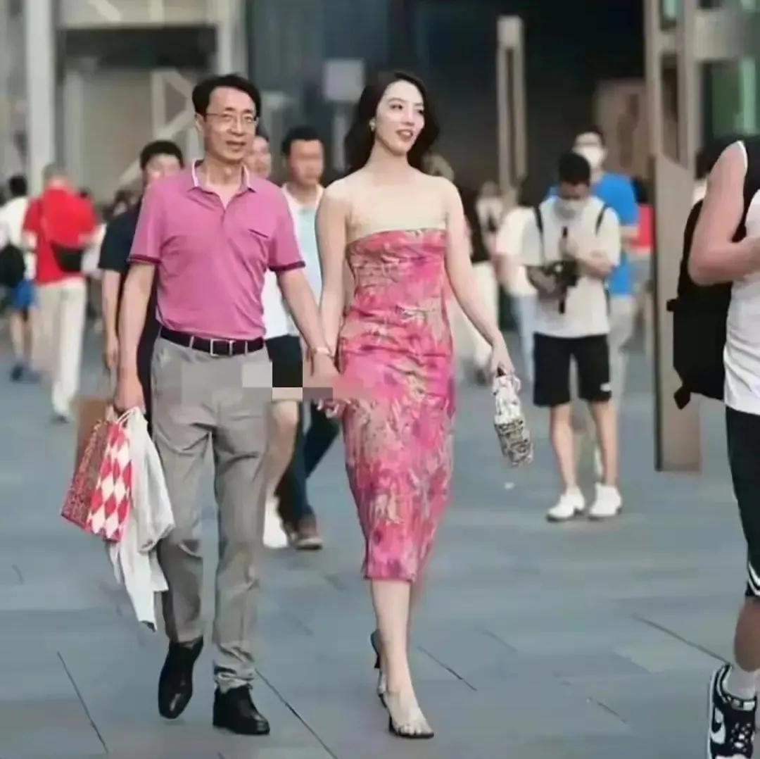 电视剧都不敢这样编，中石油某董事长牵手美女被街拍，奸情被戳破，领导、原配、小三竟