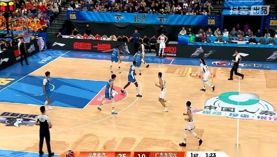 看胡明轩打球，弹幕里总是一片骂声。
杜锋听不见，乔尔杰维奇也听不见。
全世界都觉