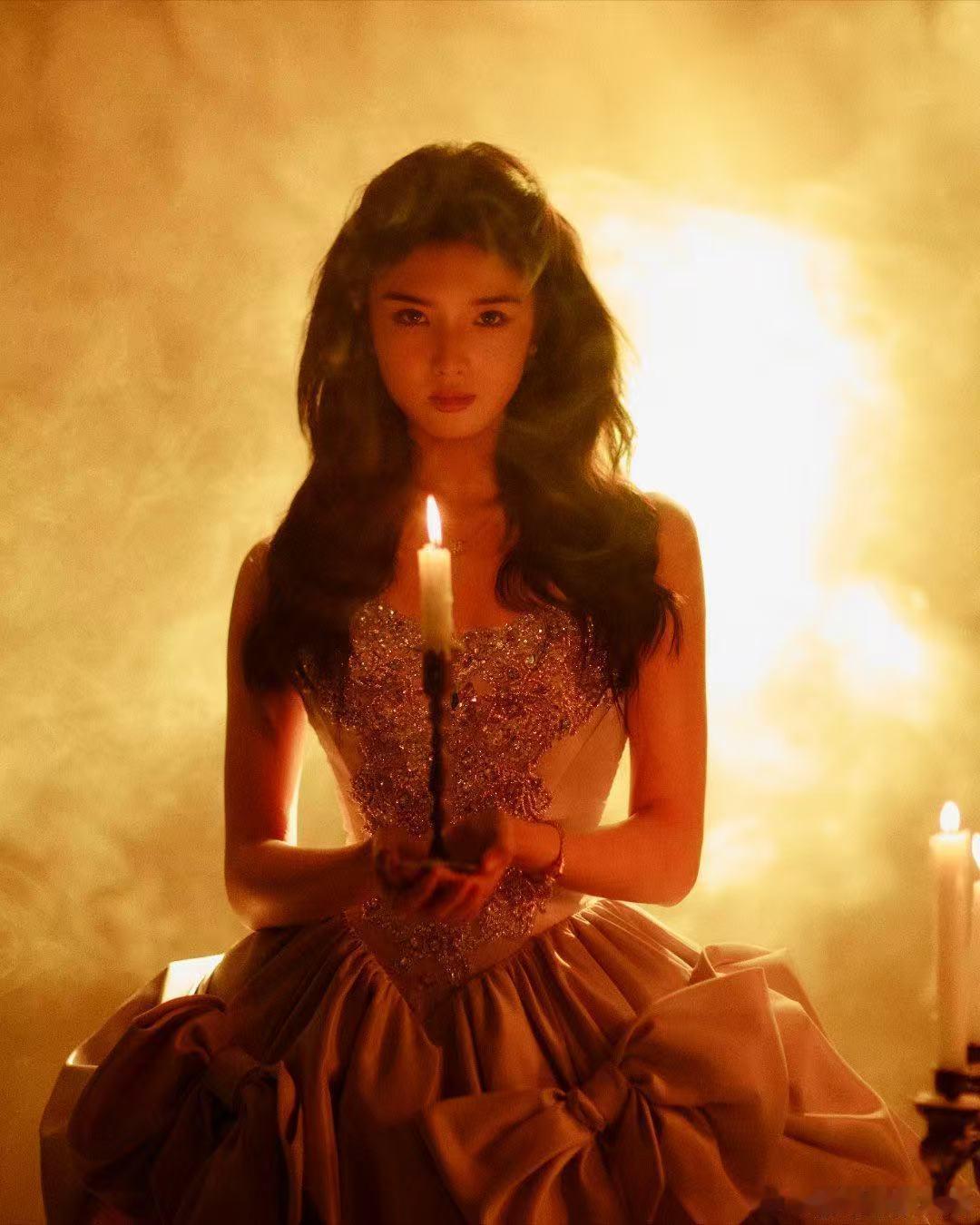 艾米一种气血充足的美 无论是礼服的选择，还是妆容发型的搭配，艾米都拿捏得恰到好处