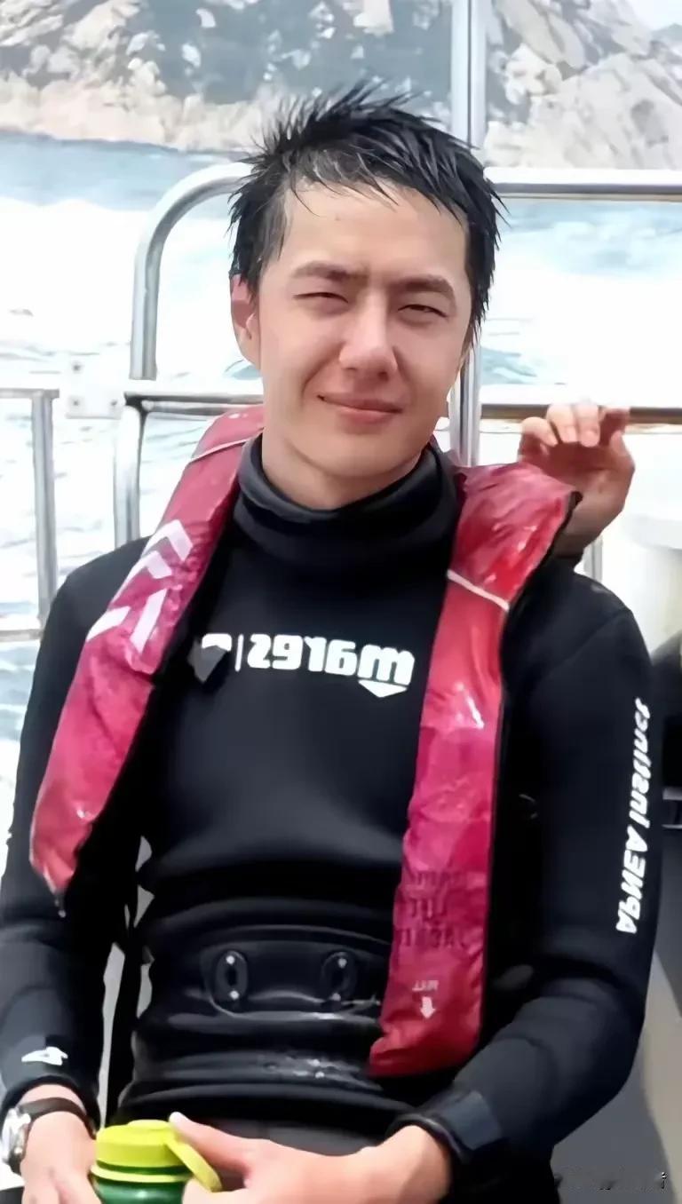 非常感谢那追着一博拍打的海浪🌊，要不然我们怎么能看到这么可爱又迷人的一博呢[比