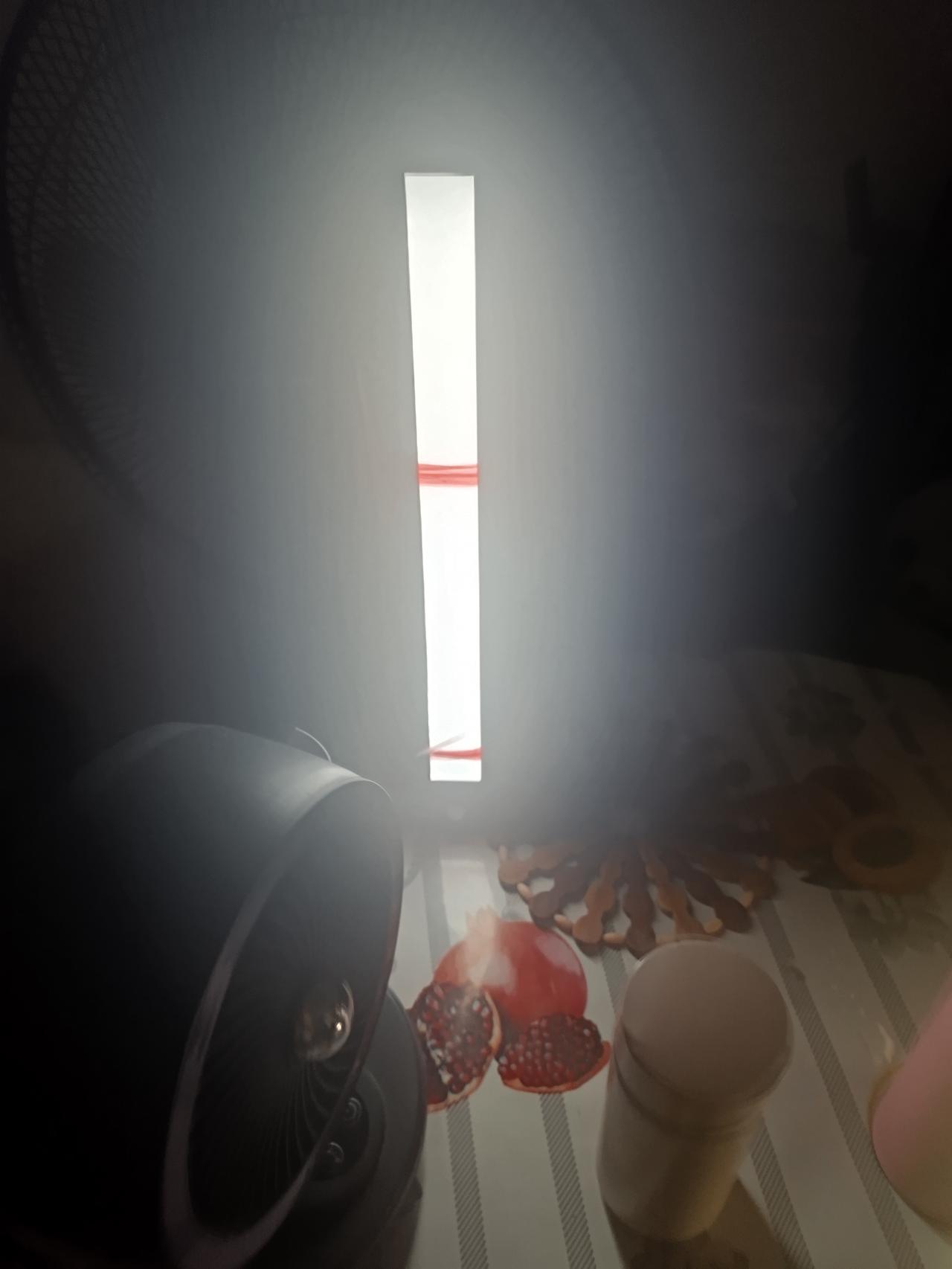 你敢相信吗？已经21世纪了，还会停电。
外面的温度是40度。