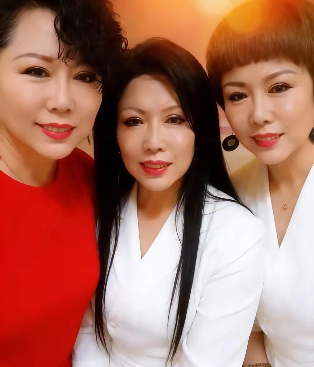 期待和几位老师同台。相聚时光美到发光 老年大学旗袍班 一起美到发光 华丽姐妹会 