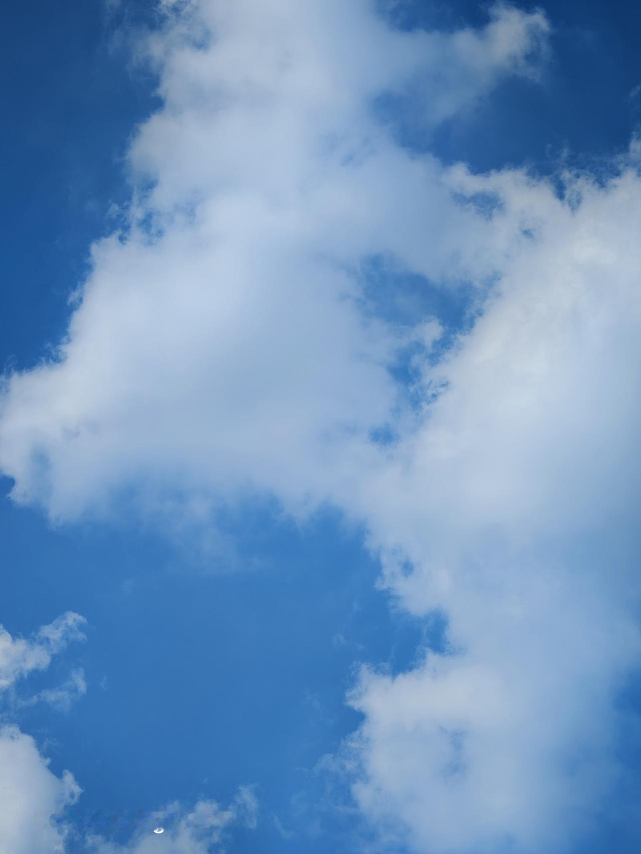天空飘着白云，太阳照耀着大地。北京通州天空之城打卡