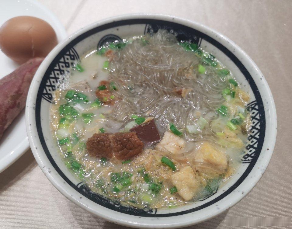 吃早饭，准备上班。 