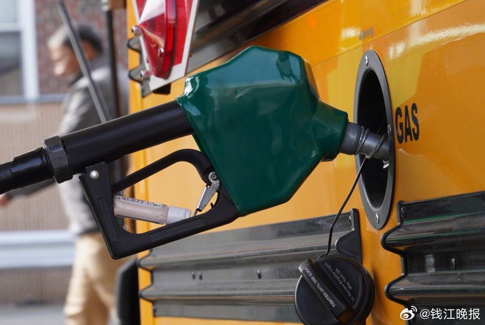 【美国释放第二批848万桶战略石油储备】新华社北京4月11日电 美国能源部10日