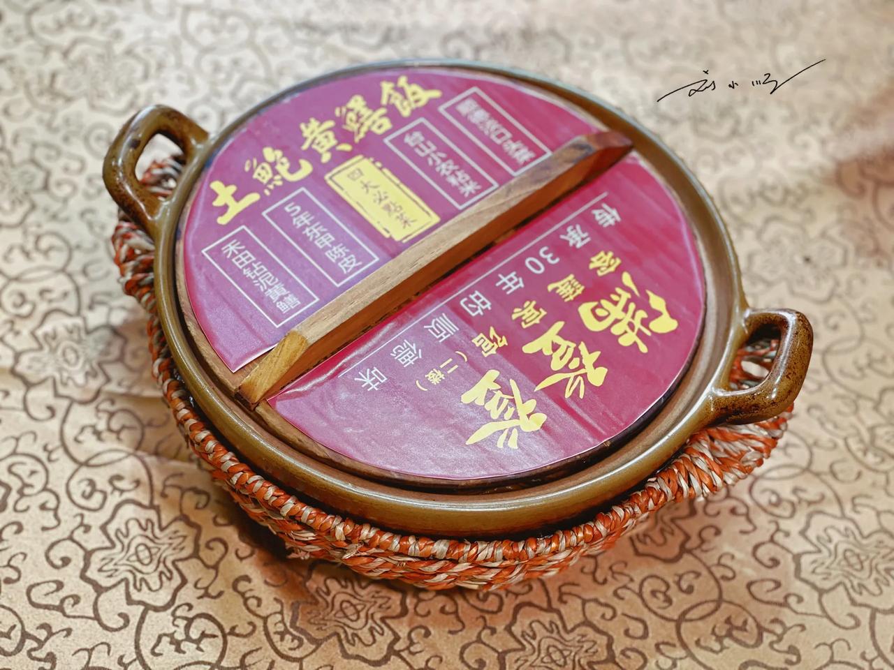 今天中午，我和朋友来到了位于佛山市顺德区容莲宾馆2楼的“满登登”餐厅吃饭，其中有