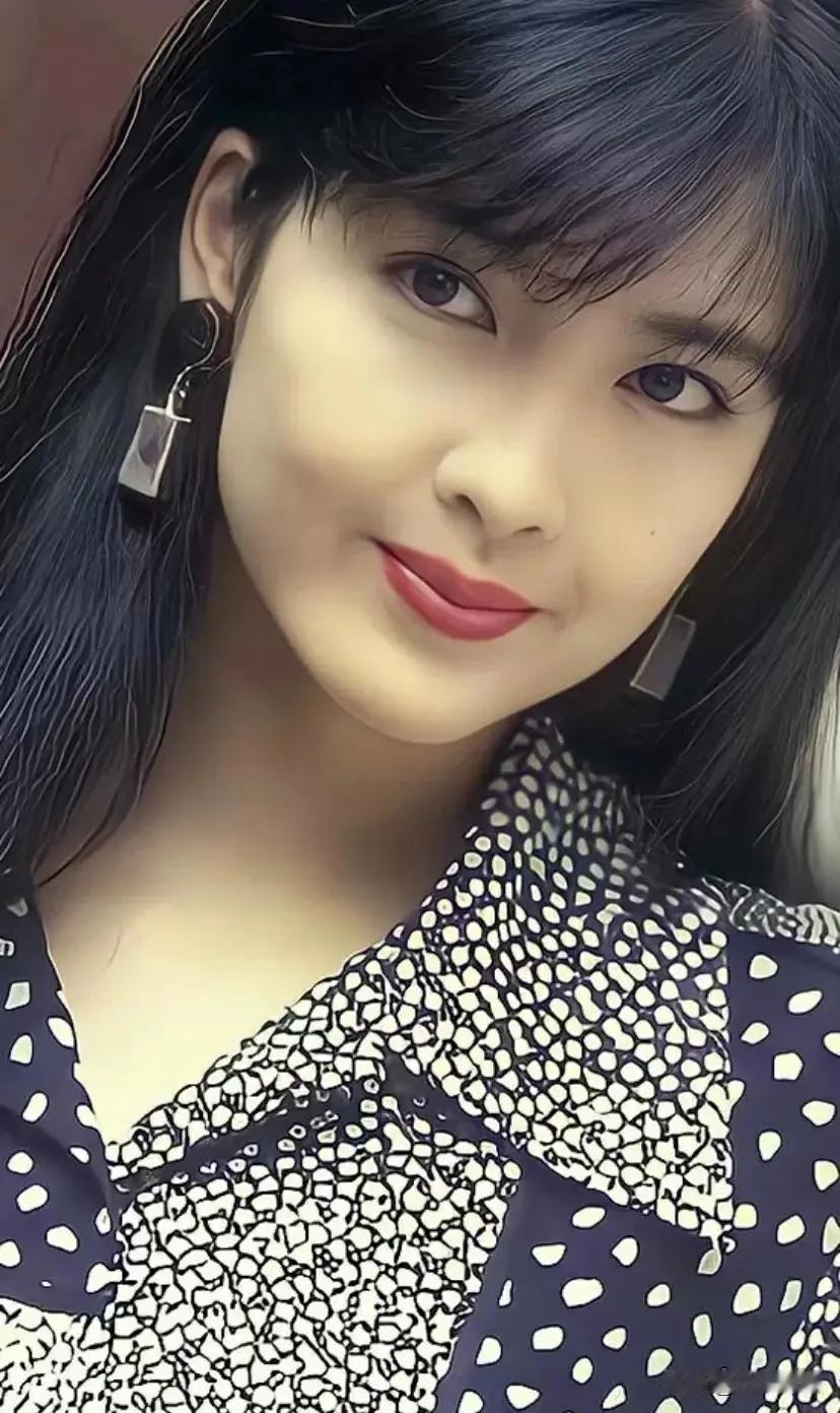 何炅近距离看周慧敏夸她好漂亮。
这件事出自大弯区《声生不息大弯区》第一期 202