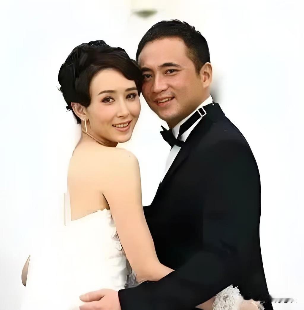 胡静当年提"三年之约"时，
才27岁，正是女演员最怕耽误的年纪。

她敢让一个富