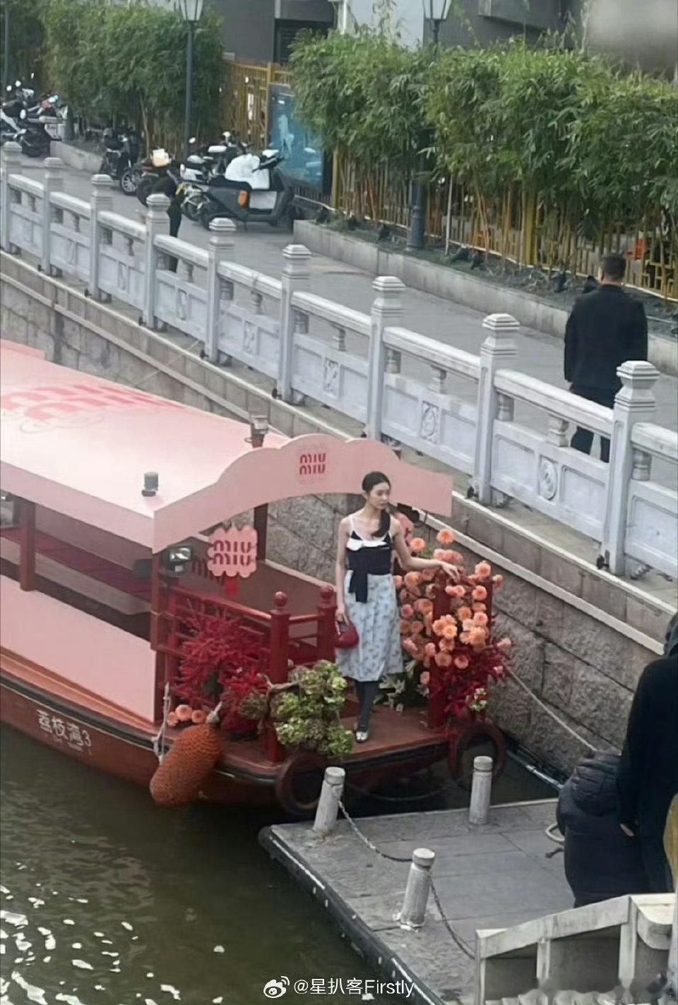 哇塞，陈飞宇和刘浩存活动同框，两人站在一起，就像从童话里走出来的王子和公主。 