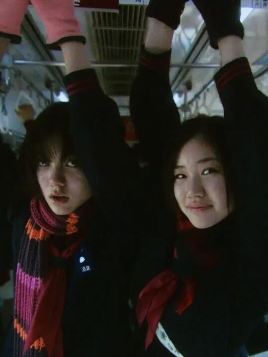 2004年，《花与爱丽丝》中的铃木杏与苍井优。