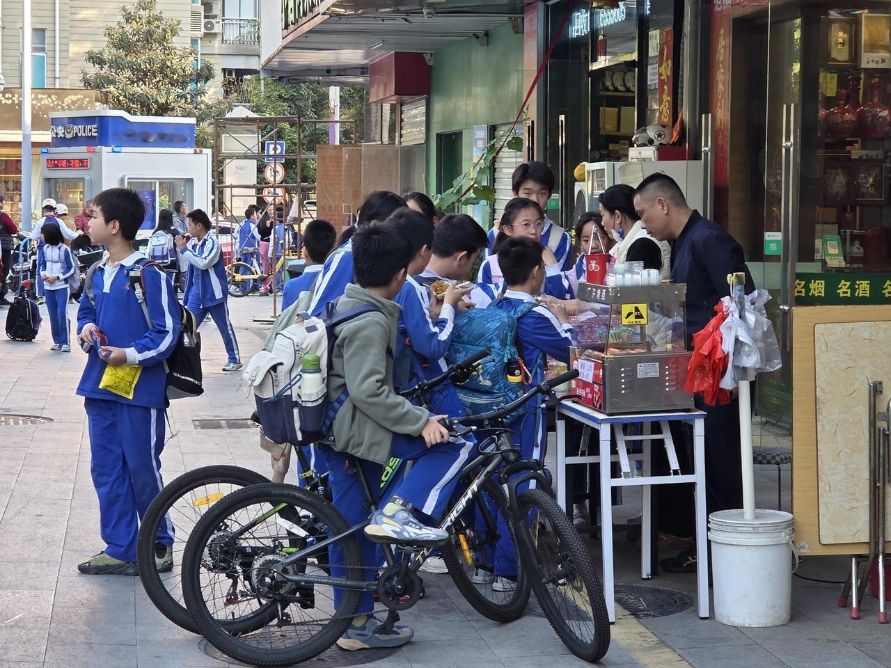 有学生，就有消费