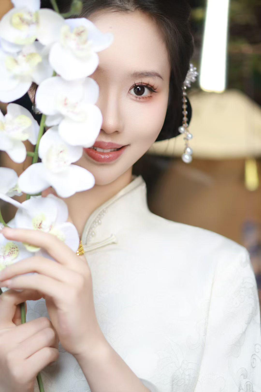“心如花木 向阳而生” 白色旗袍简直是白月光~ 柔情似水般温婉如玉的感...