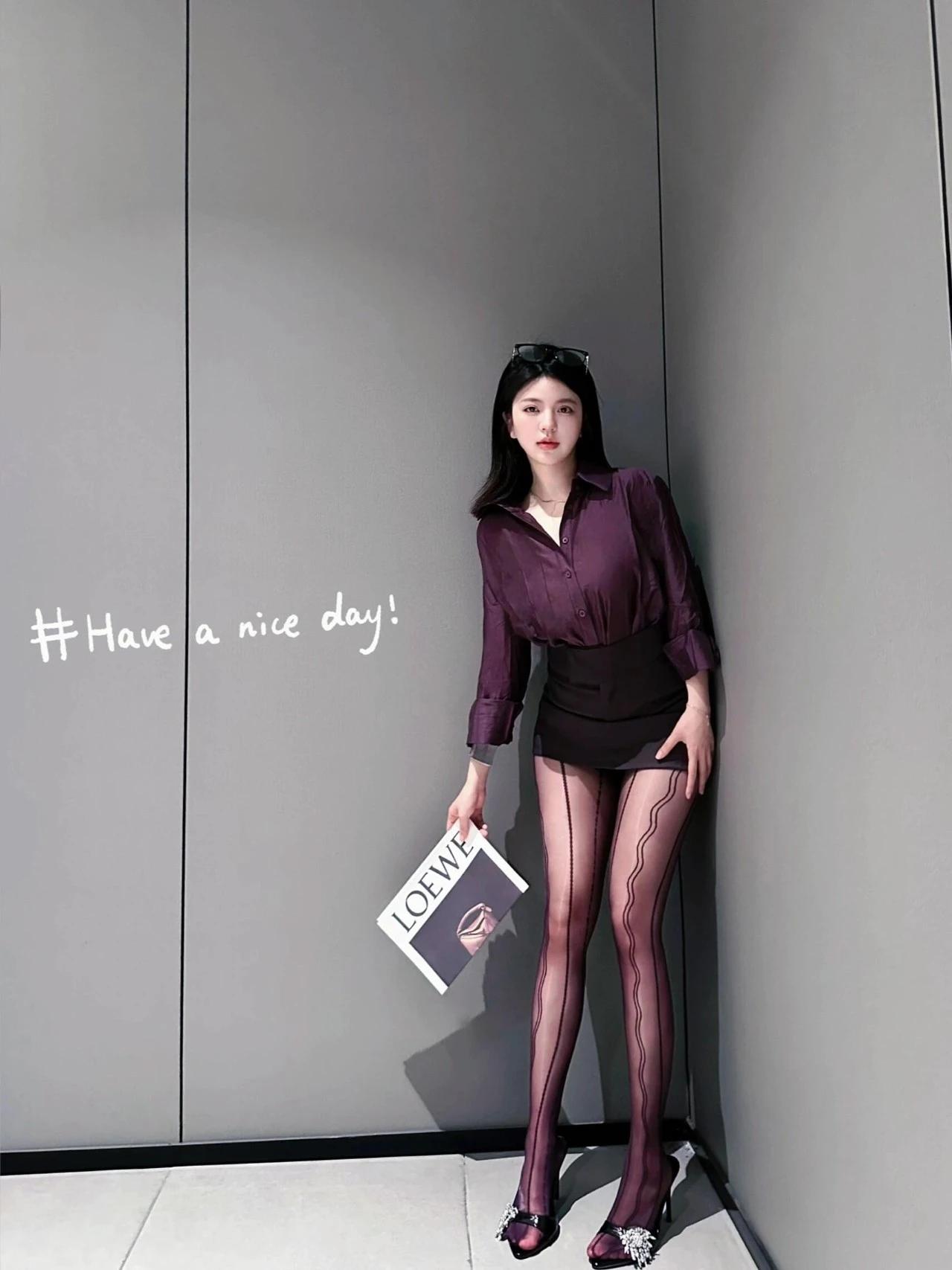 优雅穿搭指南  紫色衬衫搭配黑色短裙，时尚又迷人！