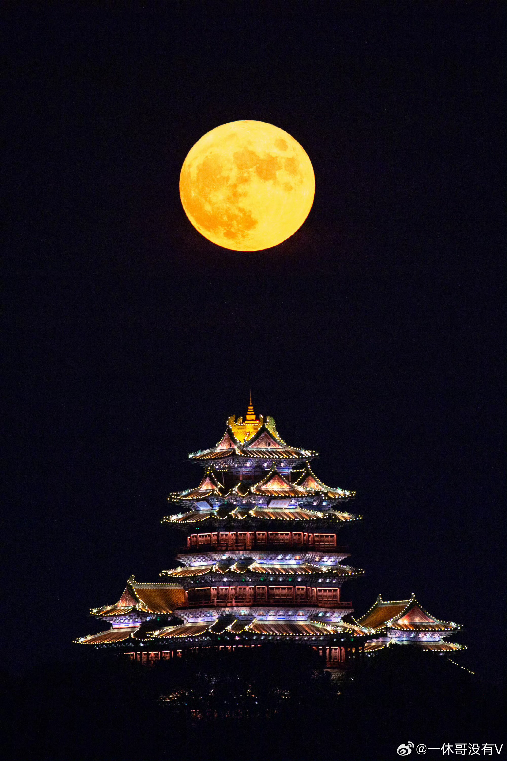1. 降价是没护城河的表现，提价才是（如苹果）。2. 差异化不是‘不同’，而是‘