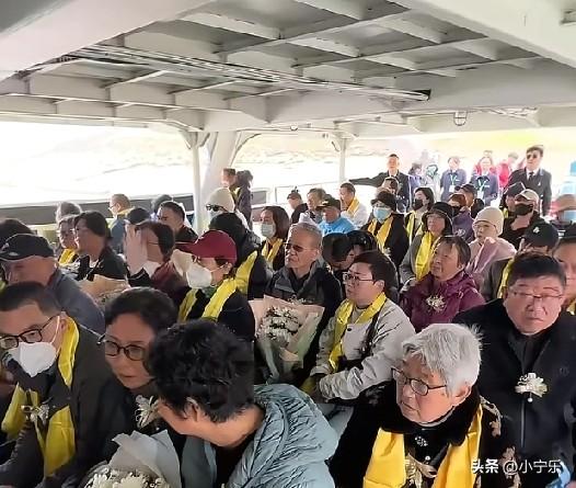 3月25日上午，芜湖市第二届集体江葬活动庄重举行，家属们将盛放骨灰的可降解容器与