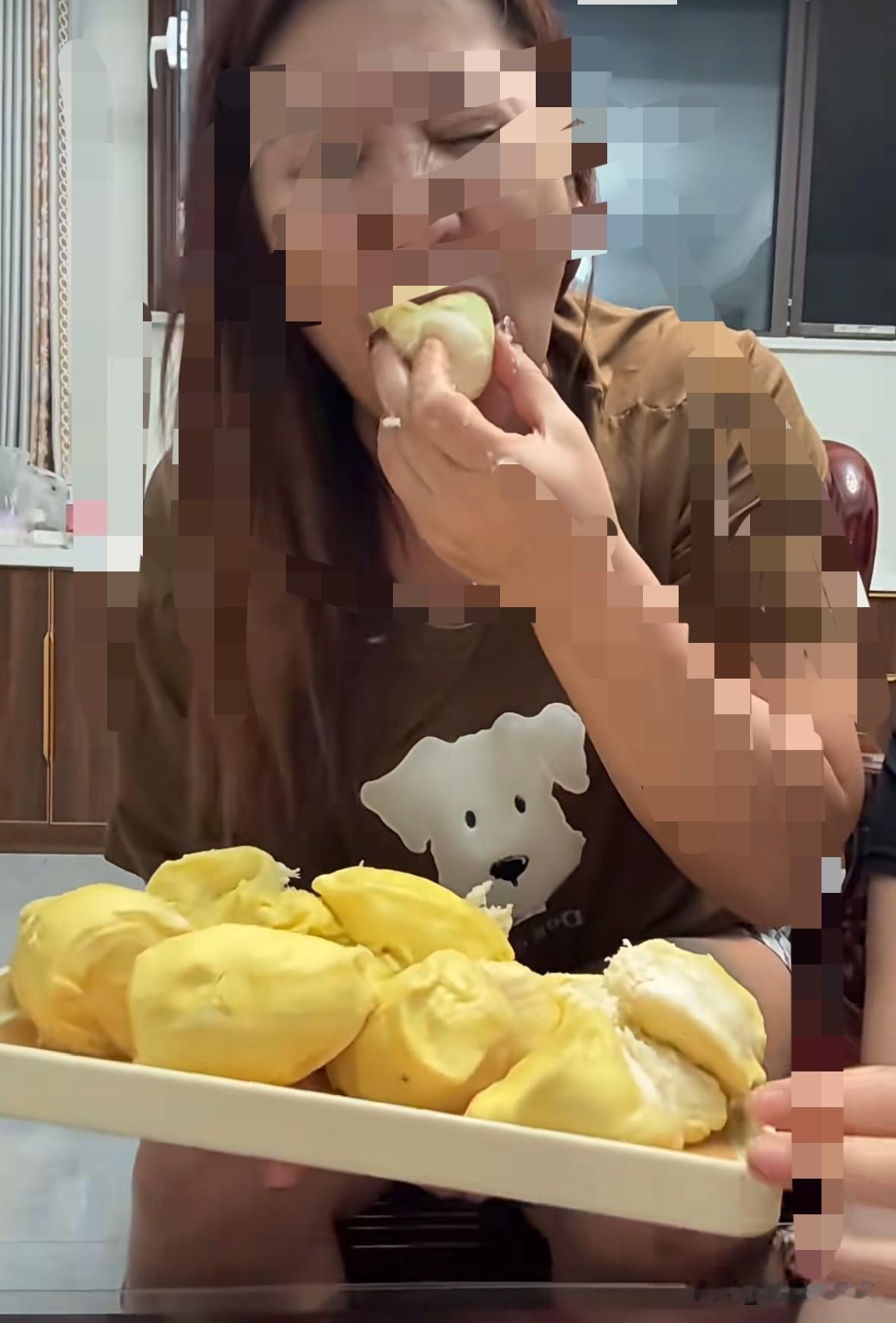 吃榴莲一次能吃一个，而且是200多块钱买的7斤左右大榴莲，就算出肉率百分之40，