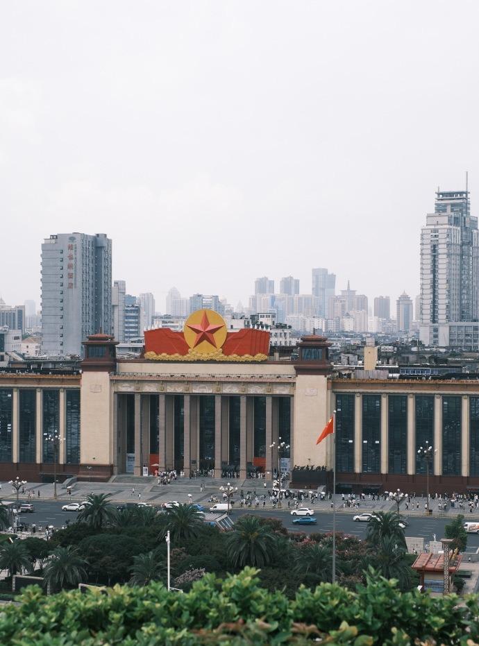 𝐍𝐚𝐧 𝐂𝐡𝐚𝐧𝐠 | 八一广场'站在宽阔的广场中央，看着红旗迎