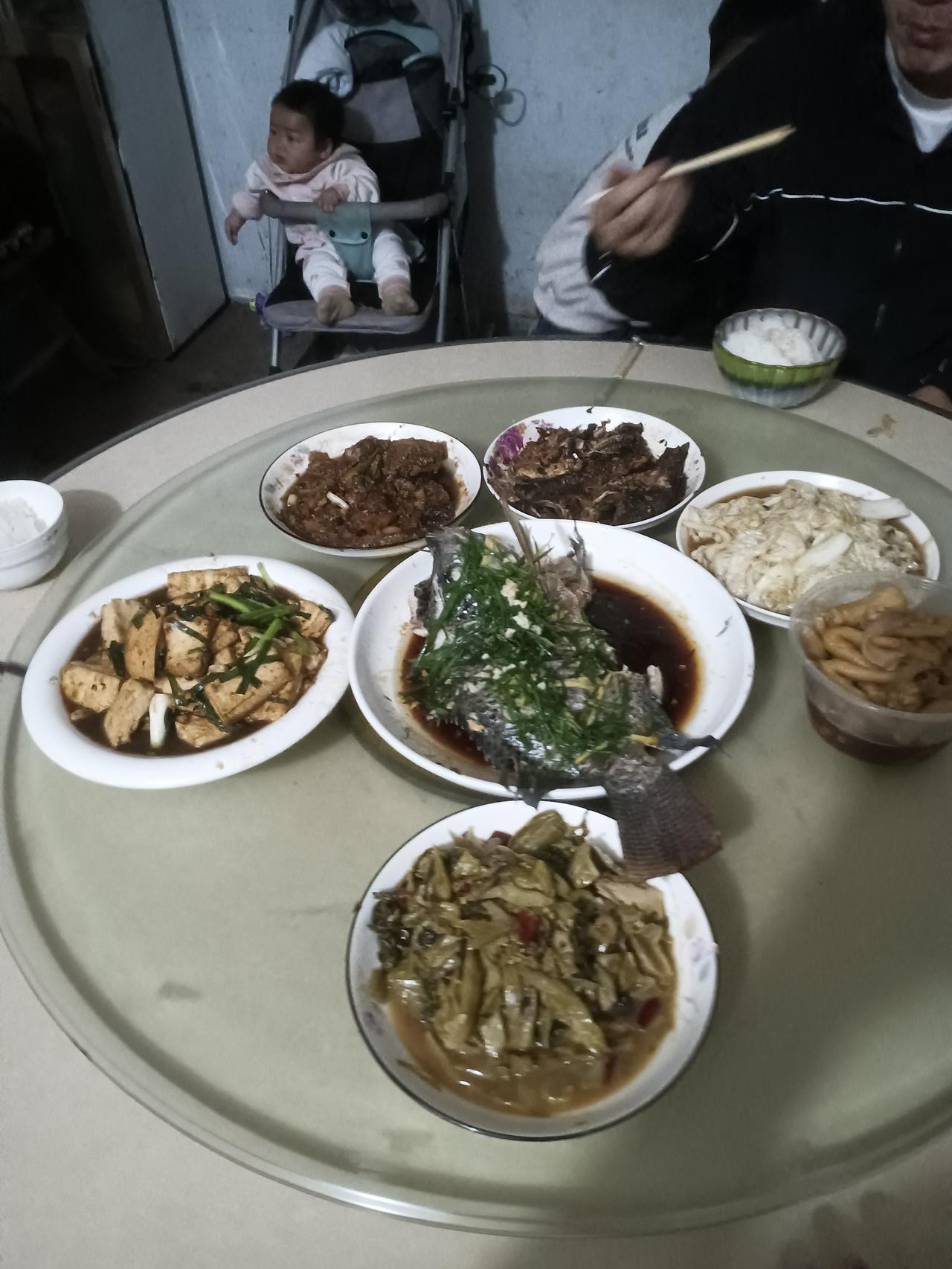 朋友们，大家好，我是小青，从广东回来已经两天了，一回来呢就回娘家这里住，在这里呢
