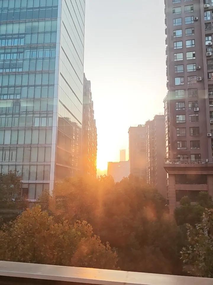 在北京，每天忙于工作，奔波劳累到让人怀疑人生。但是，穿上那双红舞鞋，身处在江湖之