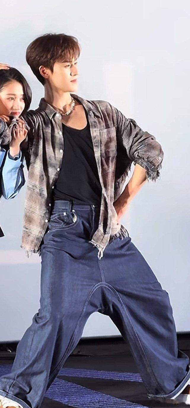 小林这是什么雷霆裤子，谁选的👖，这么低吗