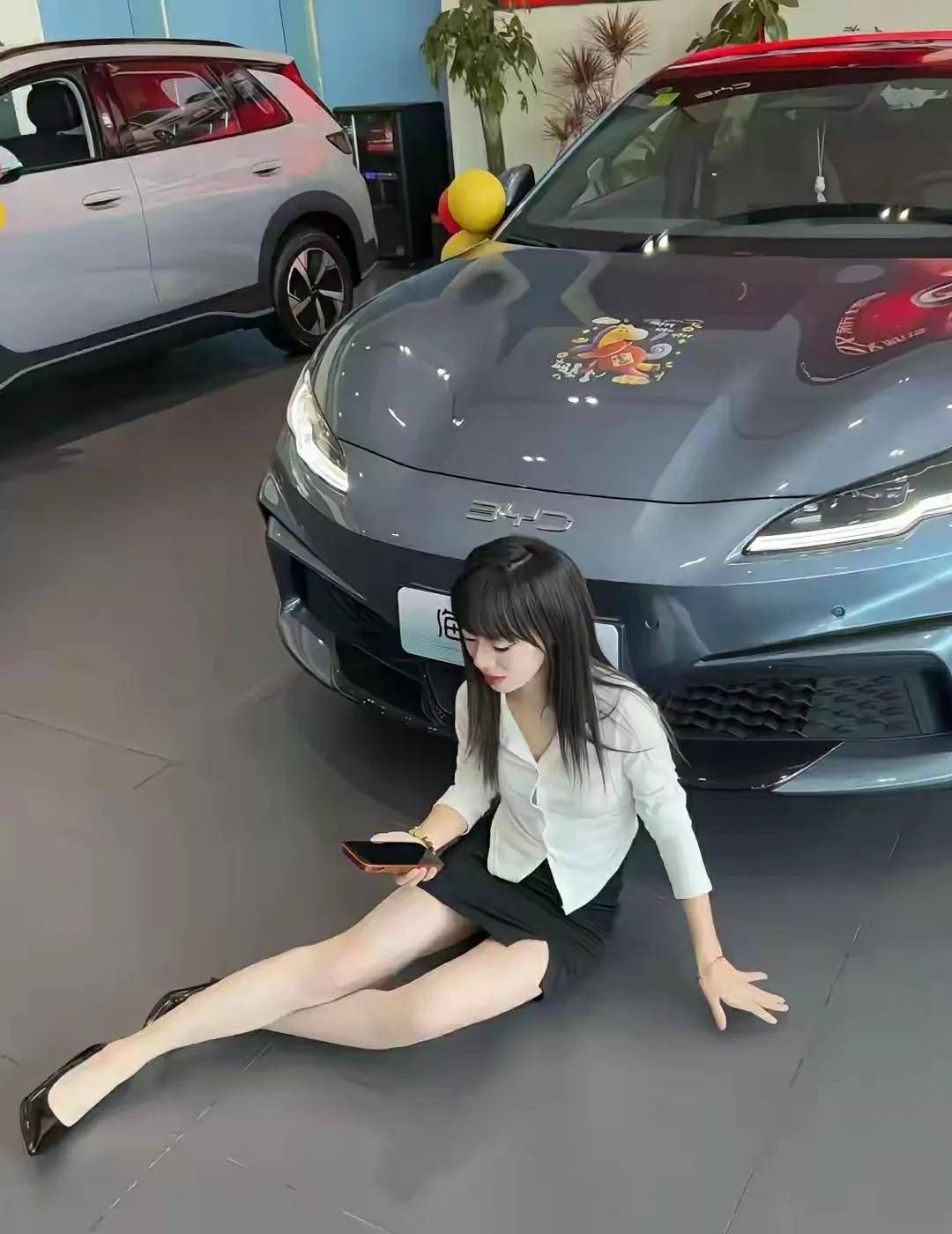  蹲下来不是认输，只是想换个角度，看看生活藏在车底的温柔。 高跟鞋踩不动世界的时