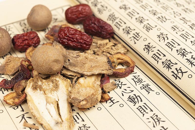 那么，什么才是最科学有效的养生方式呢？
很简单，早睡早起，吃好喝好。保持良好的心