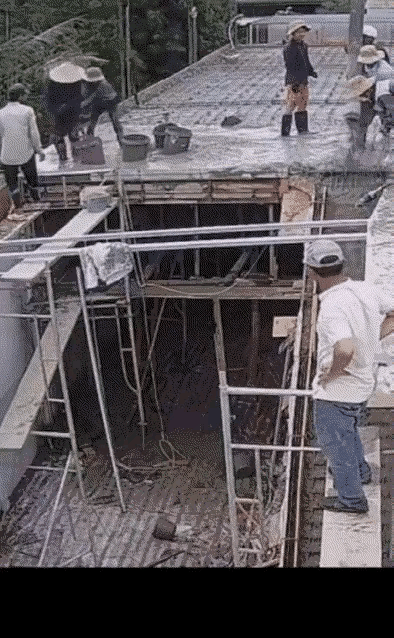 这家主人估计肠子都悔青了，
建个房子 ，
不小心请了一个豆腐渣团队，
还没建好就