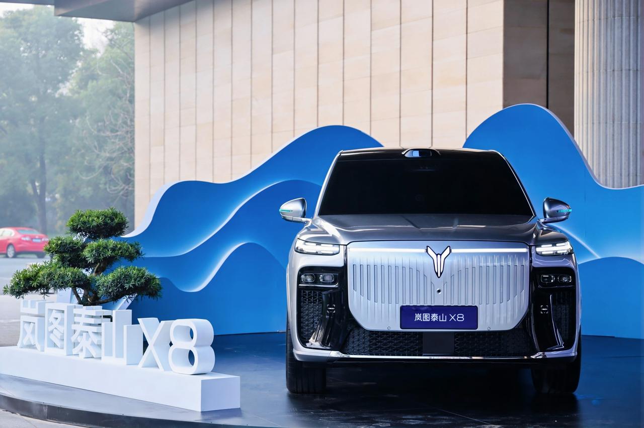 【“岚图汽车”飞上天，排面拉满！】3月19日，武汉上空出现印有岚图汽车股票代码“