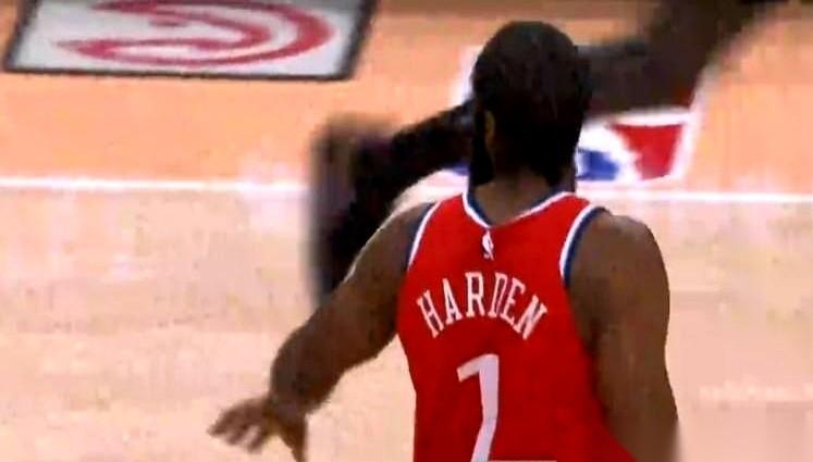 刚把保罗送走，
哈登立马就活了，第一节咣咣咣13分。
你说这事儿邪门不邪门？
真