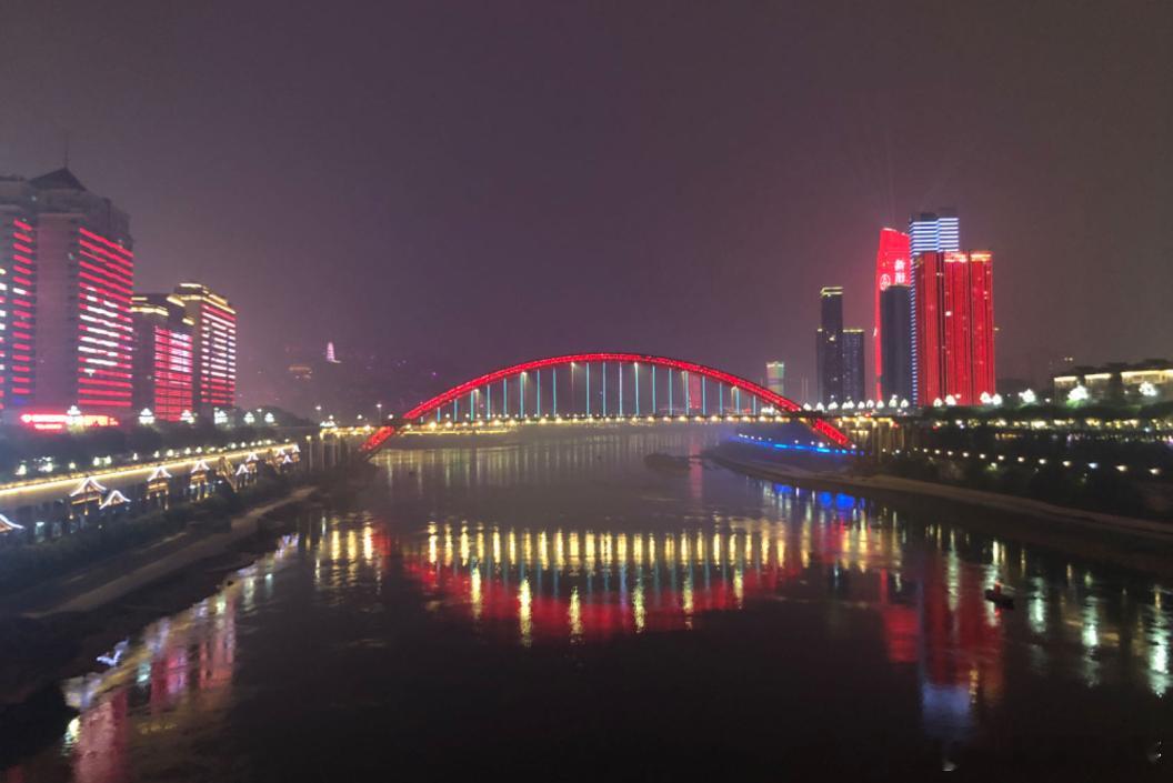 晚上路过一条小河沟，两岸风光还不错。我想说这是中国第一大、世界第三大河流，估计也