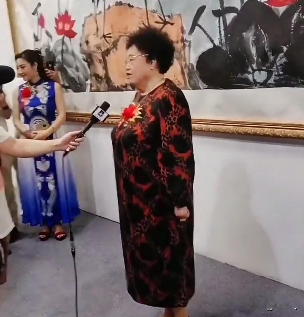 陈丽华拿手荷花展览，迟重瑞老师含情脉脉，在一旁为夫人站场。
迟重瑞