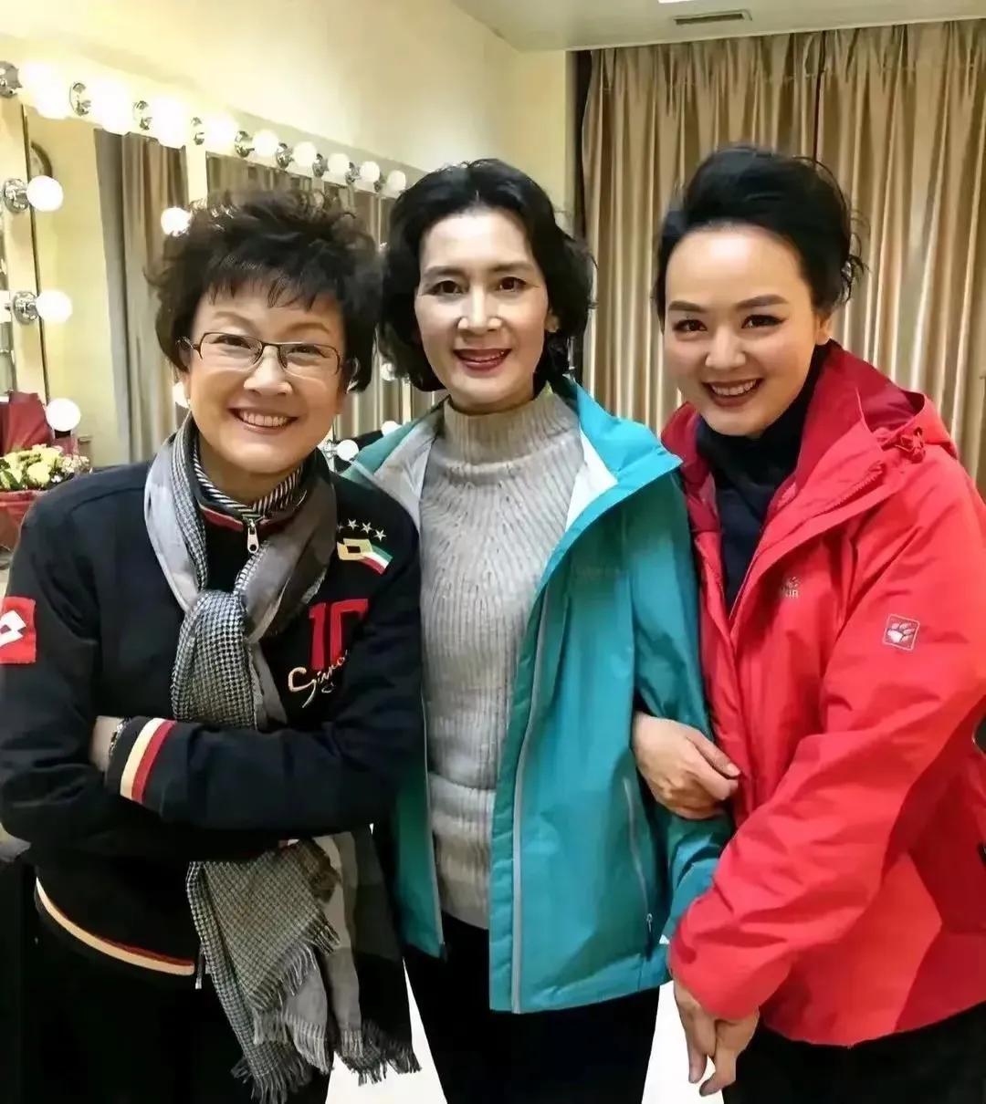 这三位你能认出几个，左边宋春丽家喻户晓的老戏骨，中间肖雄演技也是一流，年轻时美貌