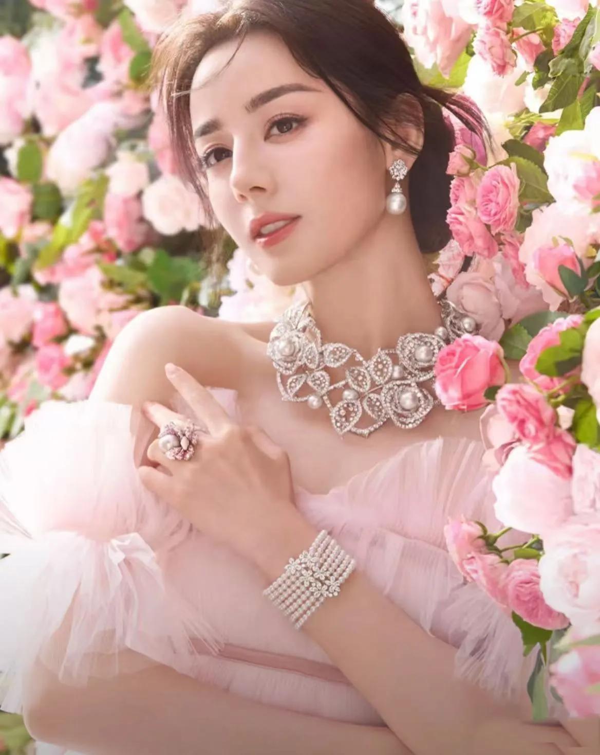 迪丽热巴×御木本，巴黎之约闪耀待启

迪丽热巴与御木本的携手，宛如一场璀璨星辰与
