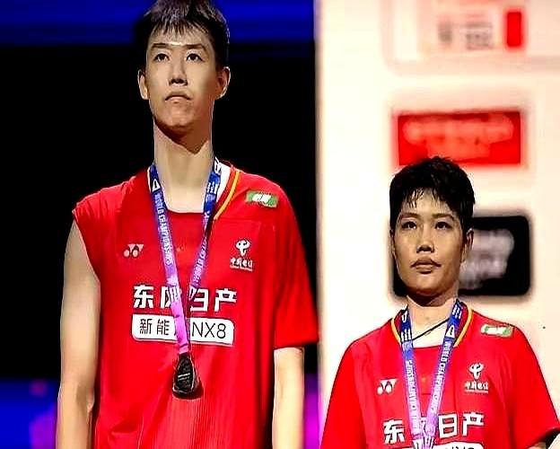 21-10、21-16，6号种子李诗沣被自家队友胡哲安两局横扫带走。

赛前都以