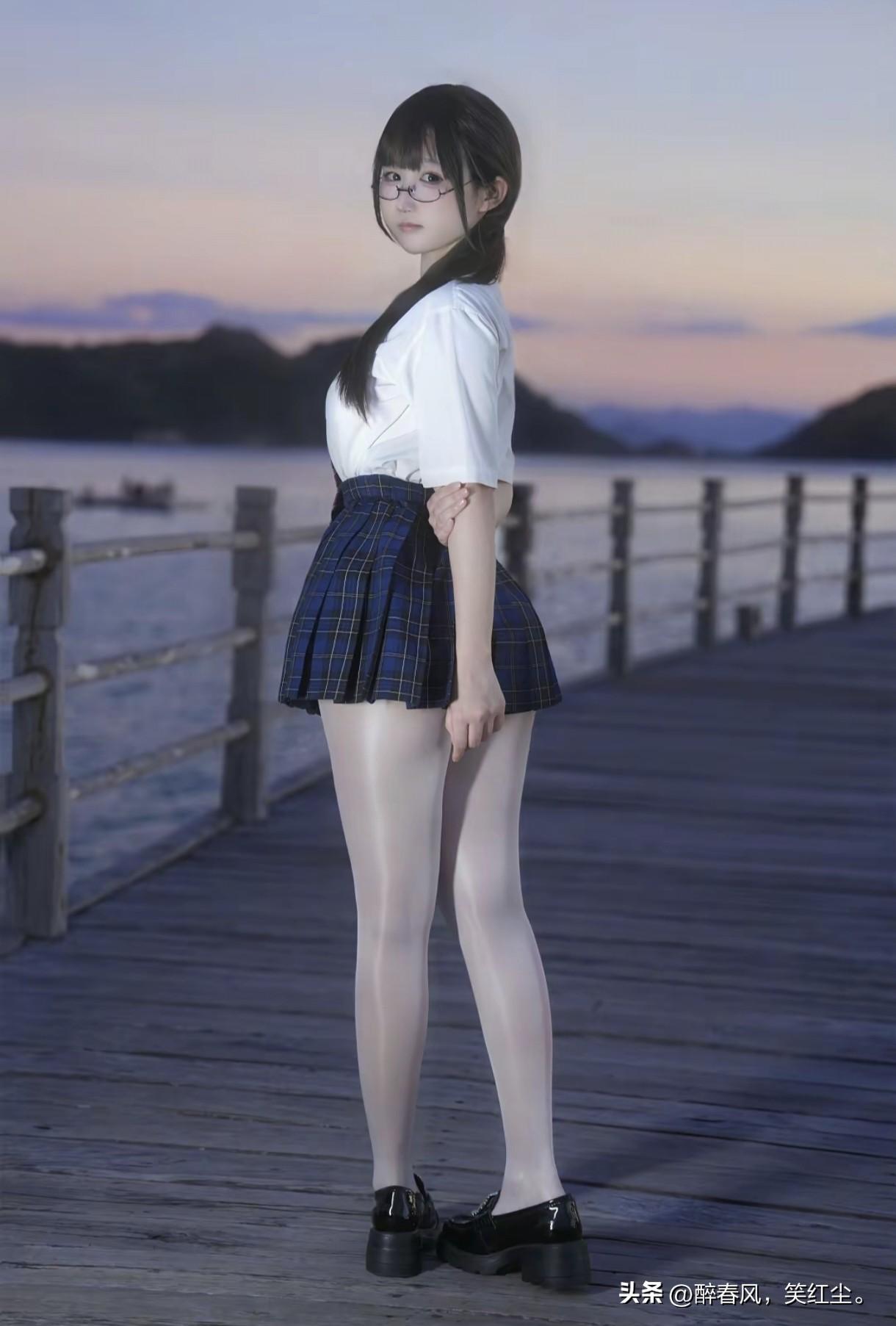 一个女孩站在湖边木栈道上。湖边温柔少女 林间漫步女孩