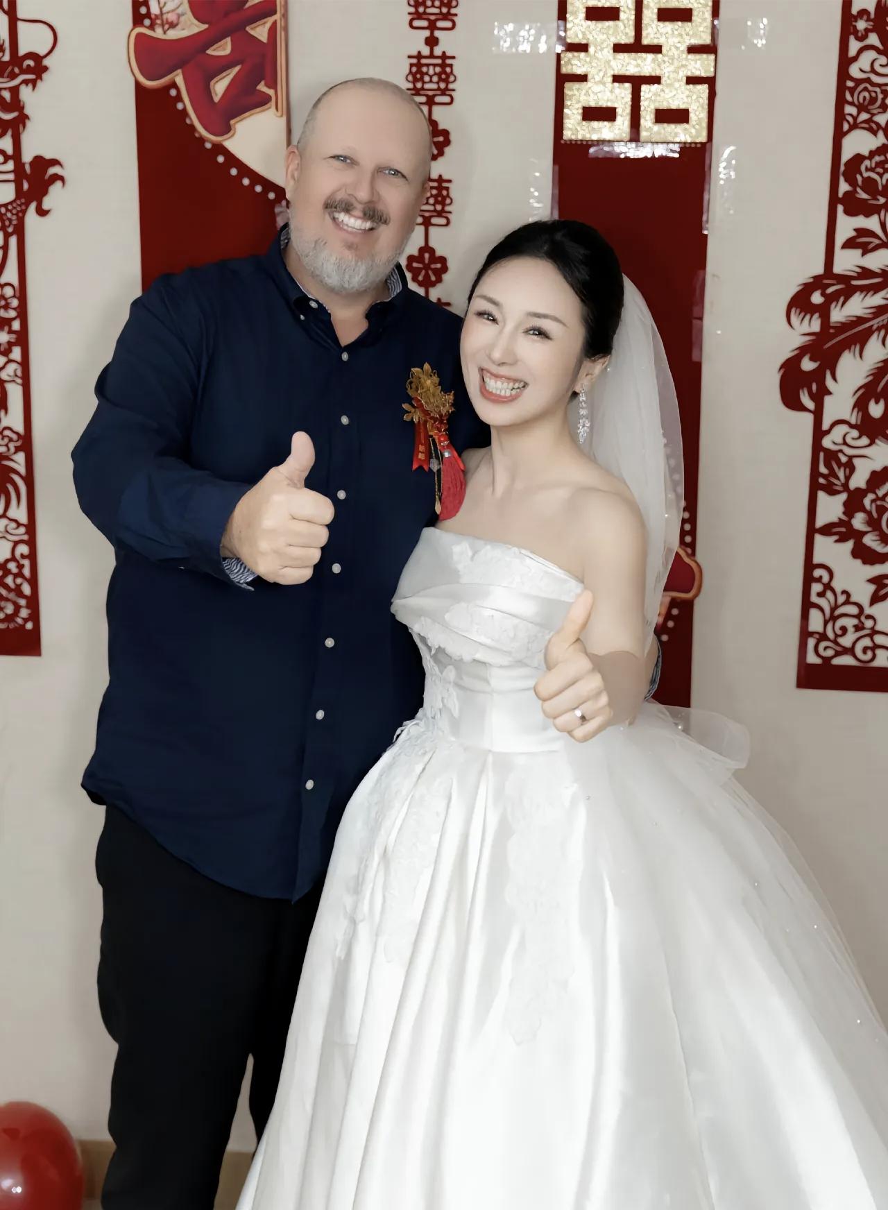 女生分享新婚喜悦，嫁给了外国大叔。外国大叔来女方家里迎亲，没有亲朋好友撑场，没有