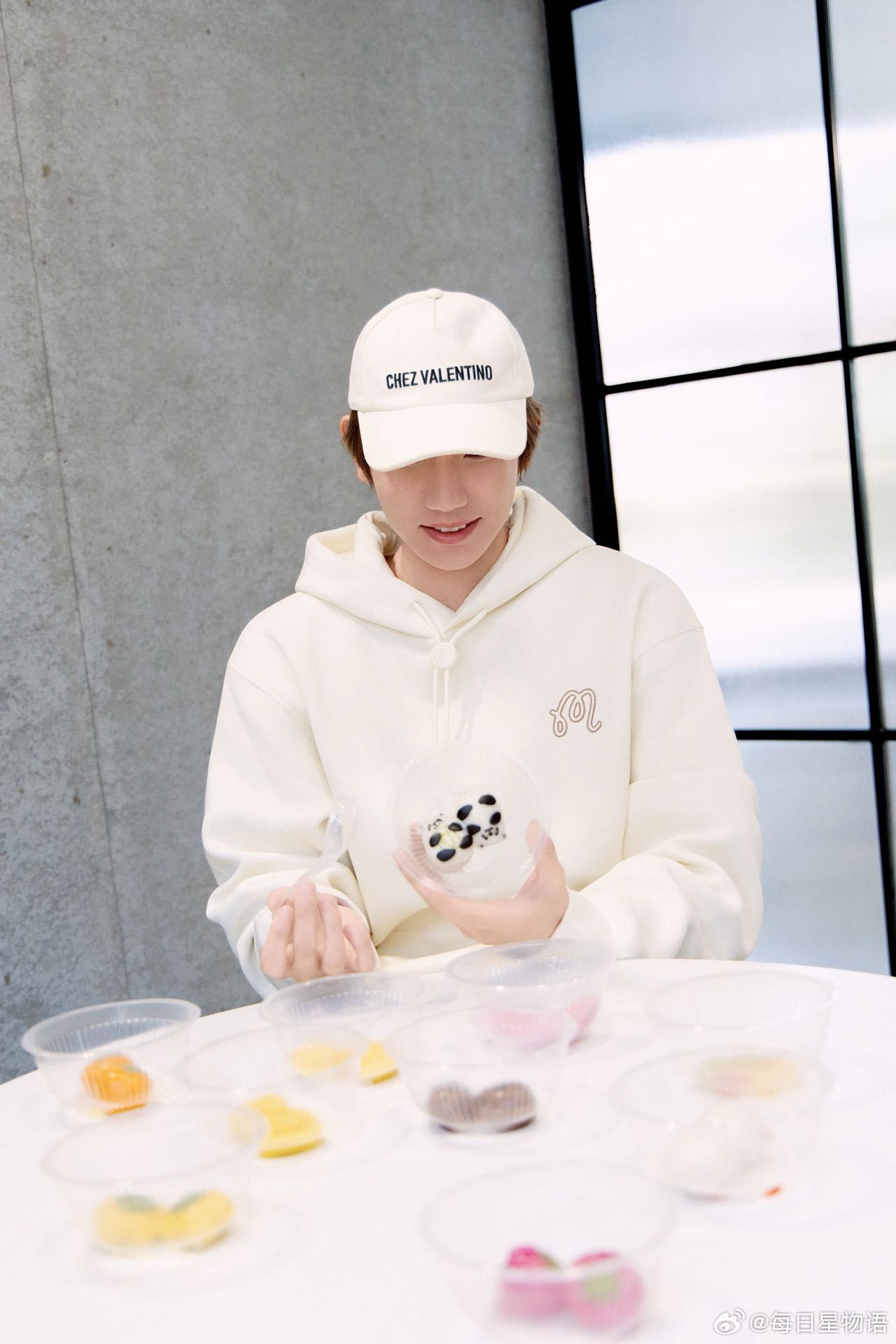 王源时髦汤圆测评 元宵节发博完全是吃播既视感！一口气测评十碗汤圆，各种造型全解锁