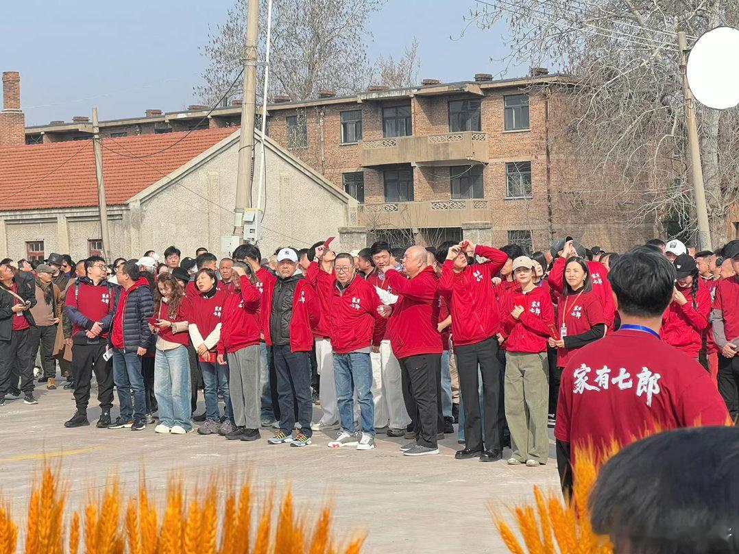 徐洋 家有七郎 开机大合影氛围感拉满，徐洋站在人群中自带故事感。年代剧的魔力就是