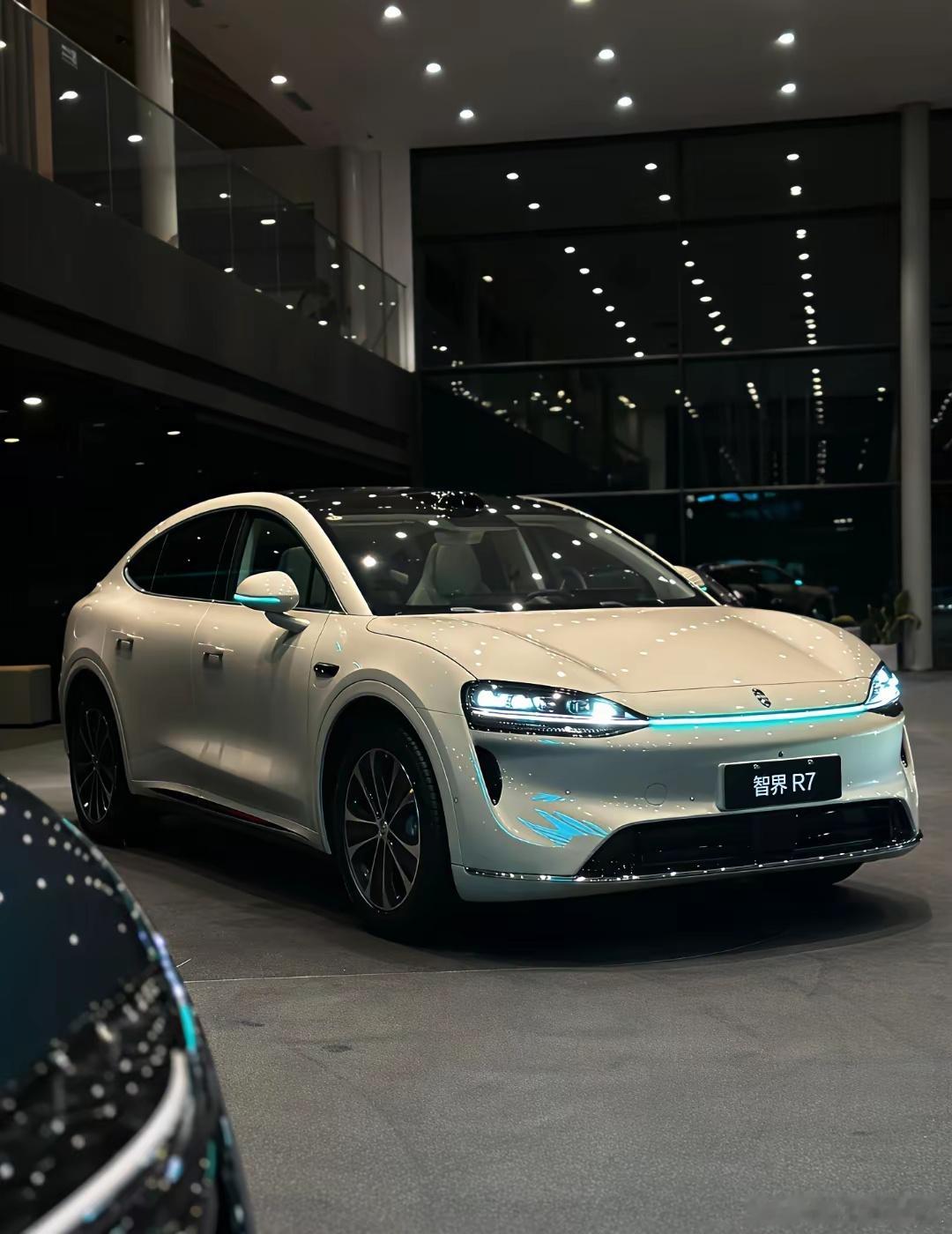 新款智界R7，暖星云车色搭配罗杏双拼内饰，10分满分，这颜值你打几分？ 