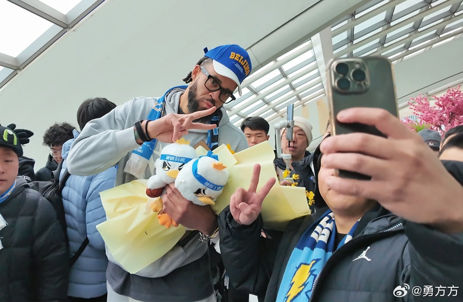 北京首钢 今天接基的一些瞬间，麦基还是很宠粉啊，虽然长途飞行很疲惫，但还是长时间