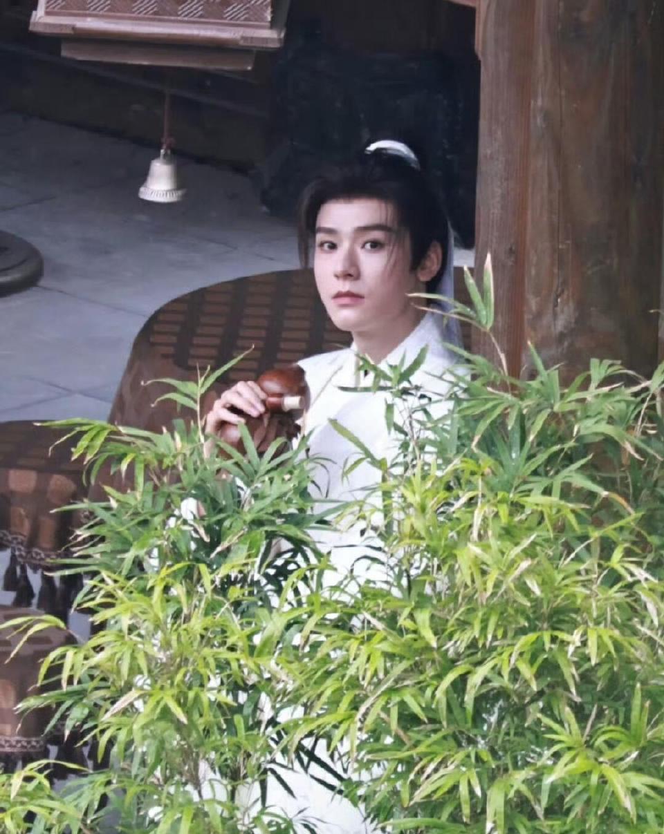 白衣陆小凤完全我的白月光吧。。龚俊凤舞九天白衣造型路透