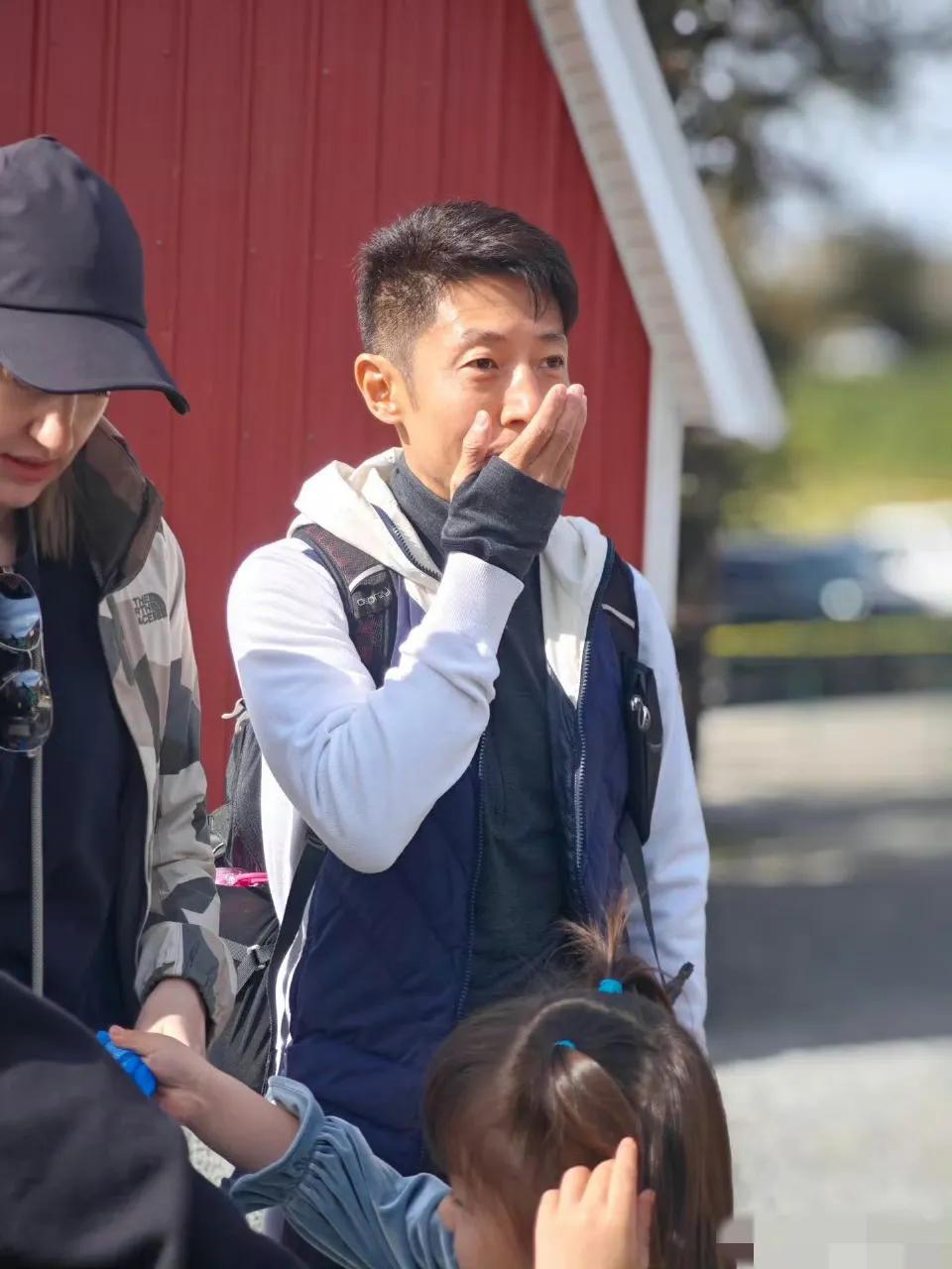撒贝宁带着龙凤胎回李白老家！
10月1日，有网友在温哥华偶遇了撒贝宁戴着儿子女儿