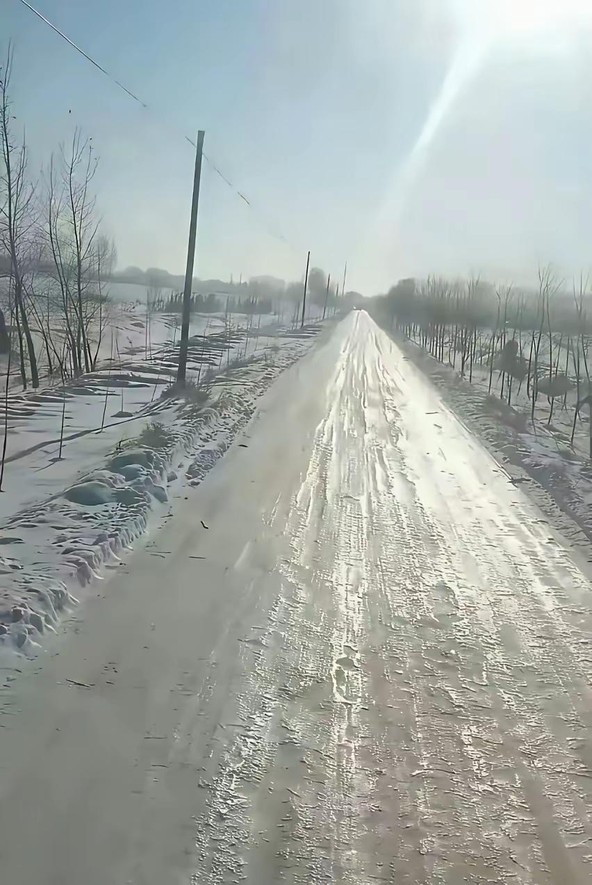 本人新手，想问问大神们，开车碰到这种路面是该慢慢溜过去，还是加大马力快速冲过去呀