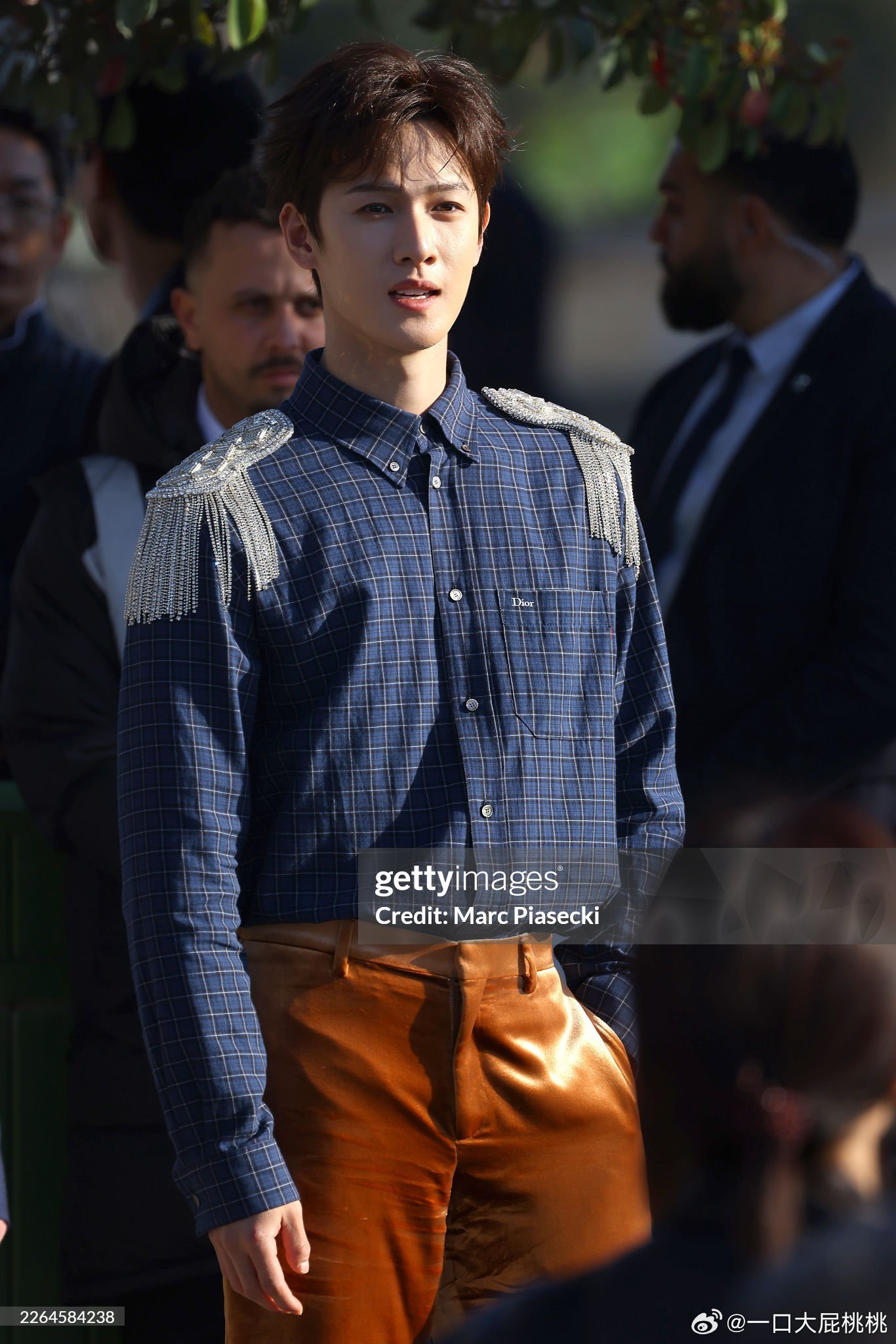 李昀锐Dior大秀生图📷阳光很刺眼，状态不错时装周巴黎时装周