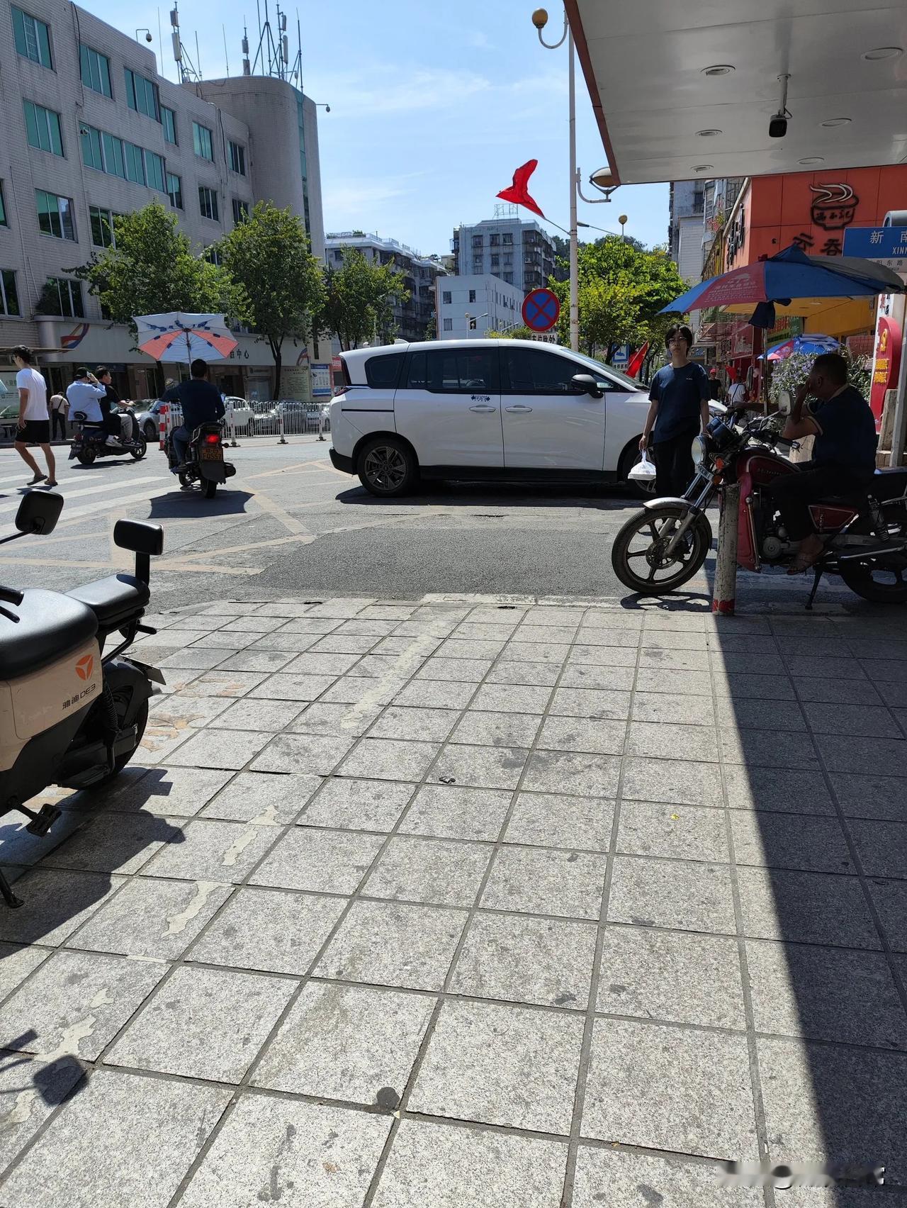 想问一下，这辆车这样停合适吗？

昨天去超市买菜经过这条路，发现一辆白色小车，停