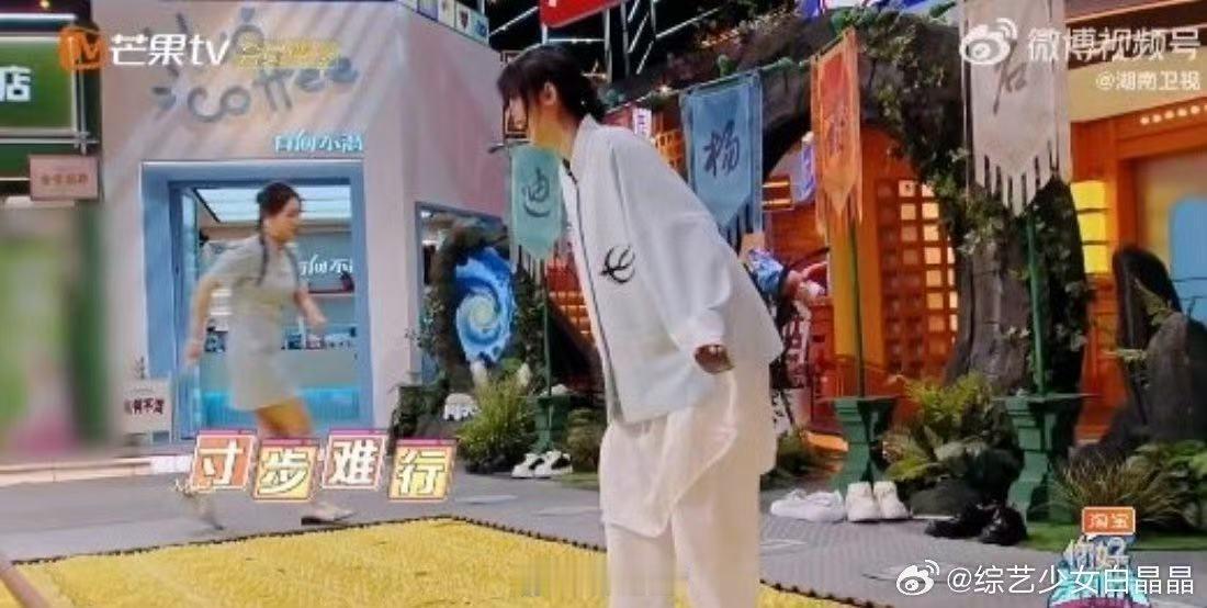 李雪琴牵赵小棠过趾压板 你好星期六 李雪琴牵赵小棠过趾压板，是闺蜜间最动人的守护