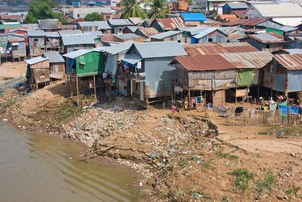 有些国家穷，是很难理解的，就如柬埔寨，18万平方公里的土地，75%是平原，人口还